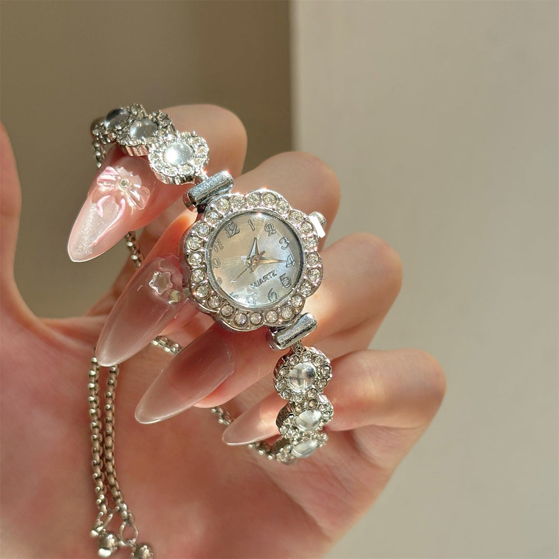 Petal-shaped zircon bezel watch with mother-of-pearl dial