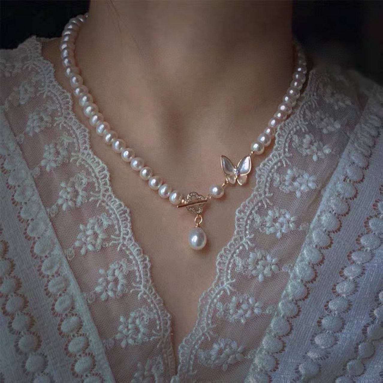 Real pearl necklace with butterfly shell